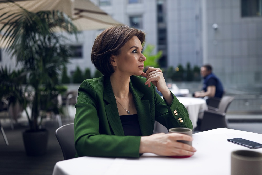 Mujer pensando en una terraza
